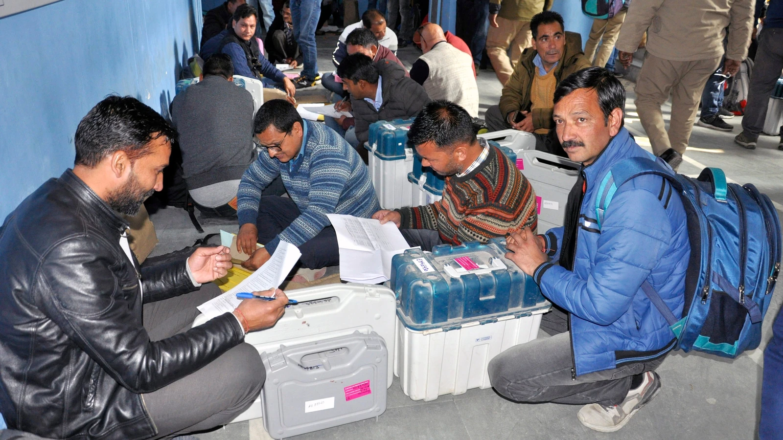 हिमाचल प्रदेश विधानसभा चुनाव 2022: शिमला में एक निजी वाहन में ईवीएम मिलने के बाद मतदान दल निलंबित, कांग्रेस ने लगाया छेड़छाड़ का आरोप