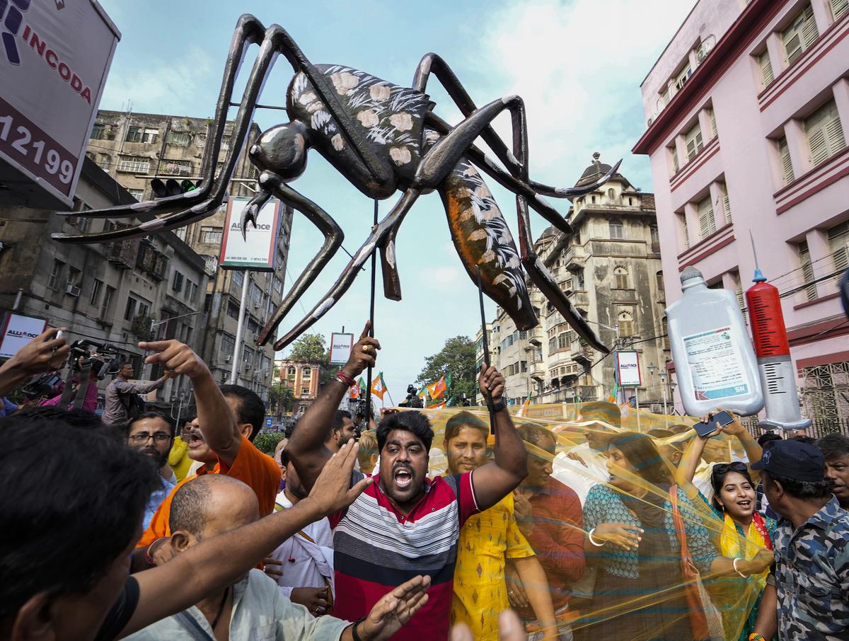 मच्छरदानी में लिपटे बंगाल भाजपा नेताओं का डेंगू को लेकर विरोध प्रदर्शन। नगर निगम पर लगाए आरोप