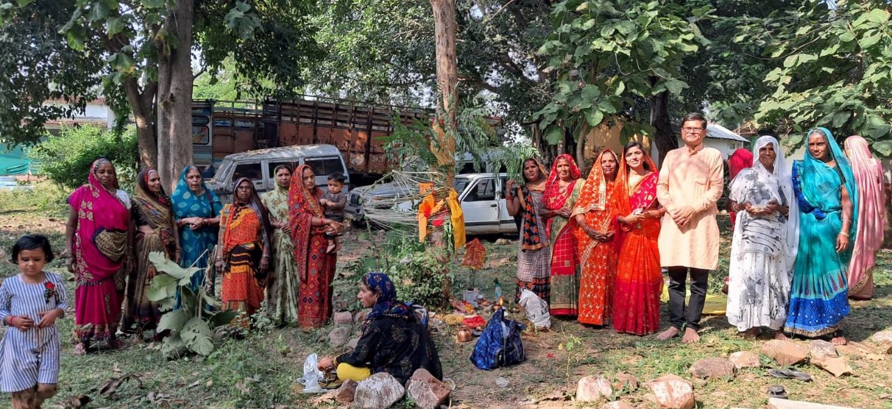 आंवला वृक्ष नीचे बैठ महिलाओं ने शुभ मुहूर्त मे किया आंवला नवमी का पूजन