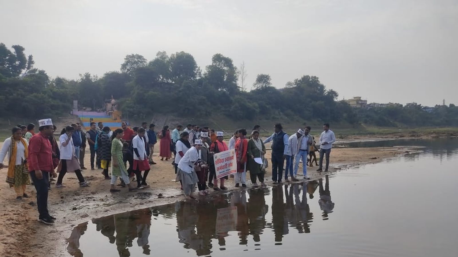 संविदा स्वास्थ्य कर्मचारियों की हड़ताल : समान कार्य से बाहर किए गए कर्मचारियों को वापस लेने की मांग,नर्मदा नदी में ज्ञापन किया अर्पित