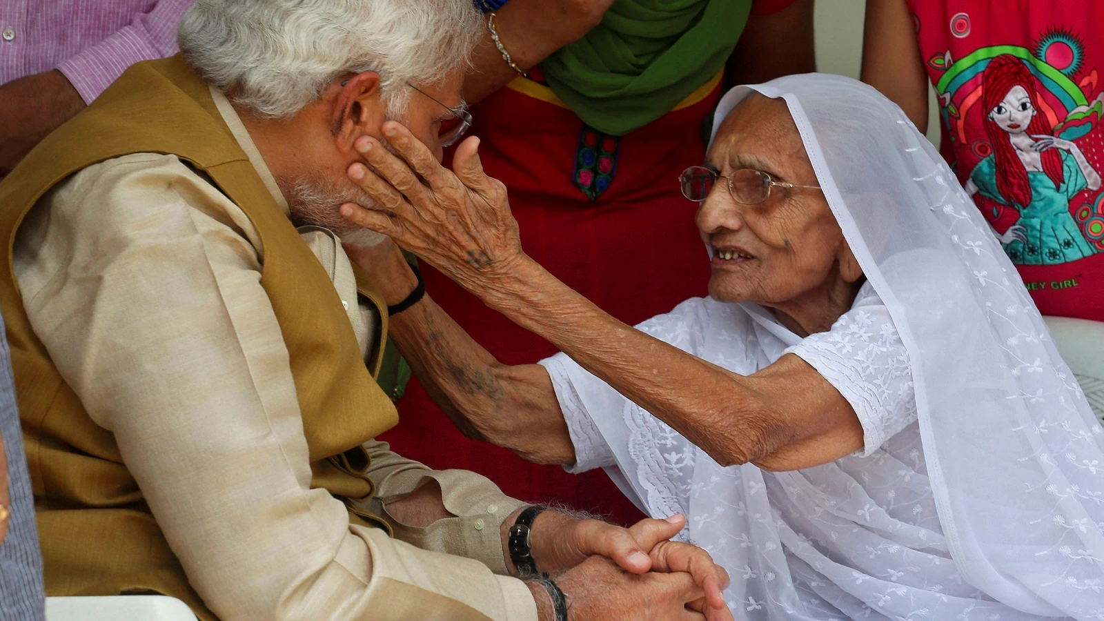 प्रधानमंत्री नरेंद्र मोदी की मां हीराबेन का 100 साल की उम्र में निधन: शानदार शताब्दी का ईश्वर चरणों में विराम