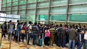 Delhi airport पर अव्यवस्था: IndiGo ने यात्रियों से प्रस्थान से 3.5 घंटे पहले रिपोर्ट करने को कहा