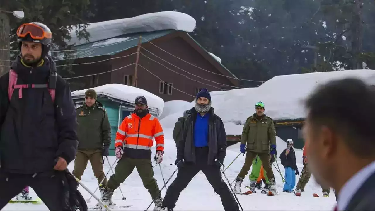 भारत जोड़ो यात्रा के बाद जम्मू-कश्मीर के गुलमर्ग में स्कीइंग करते राहुल गांधी, देखें