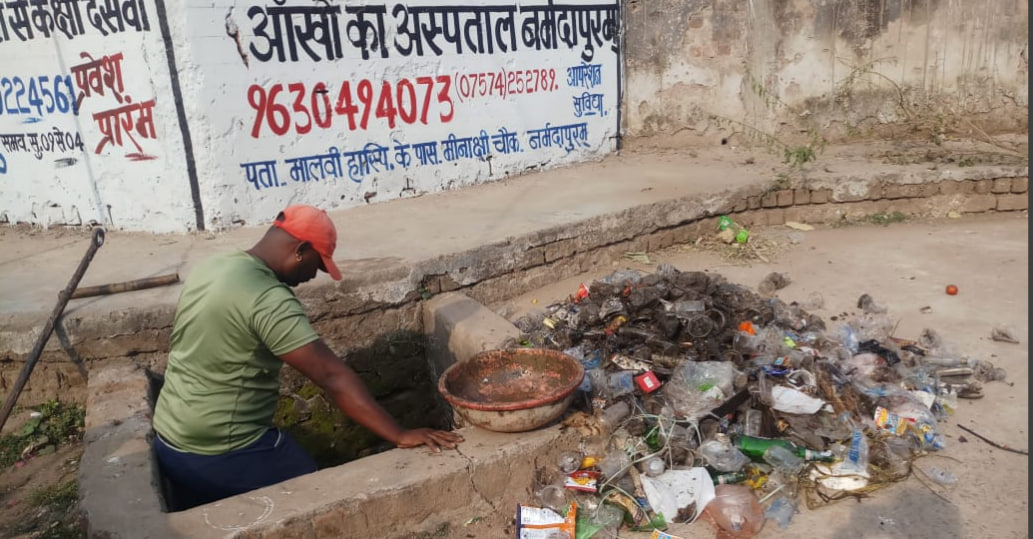 शराबियों से सफाई कर्मचारी परेशान खुले गड्ढे में फेंक देते हैं शराब की बोतले एवं डिस्पोजल पाउच