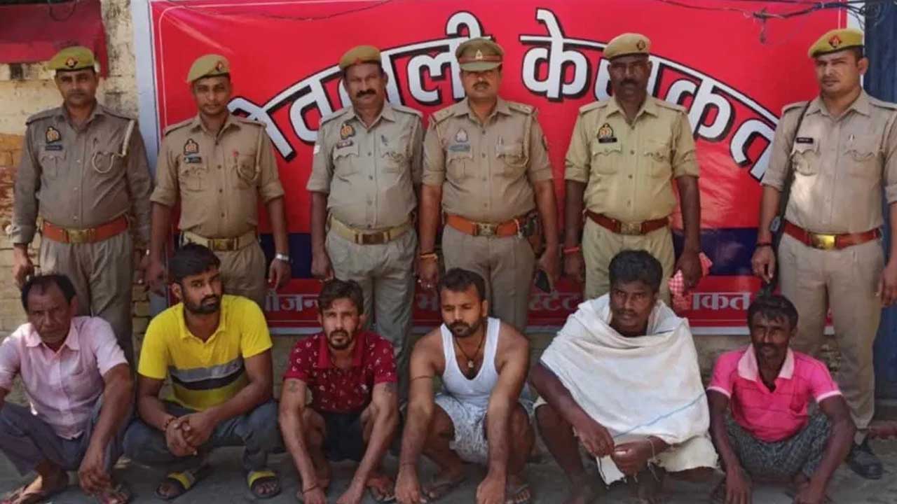 सीएम योगी का पुतला फूंक रहे थे आरोपी, पुलिस ने किया गिरफ्तार