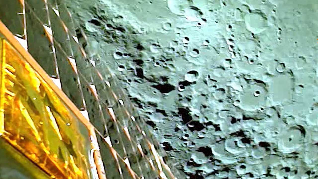 Chandrayaan-3 ने भेजी चांद की पहली तस्वीर, देखिए पास से कैसा है चाँद!