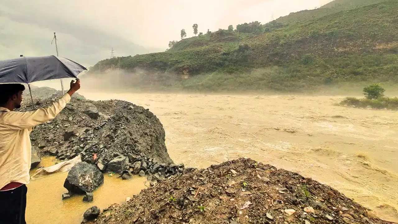 हिमाचल में पिछले 24 घंटे में 33 की मौत, शिमला में शिव मंदिर से 8 बॉडी निकाली!