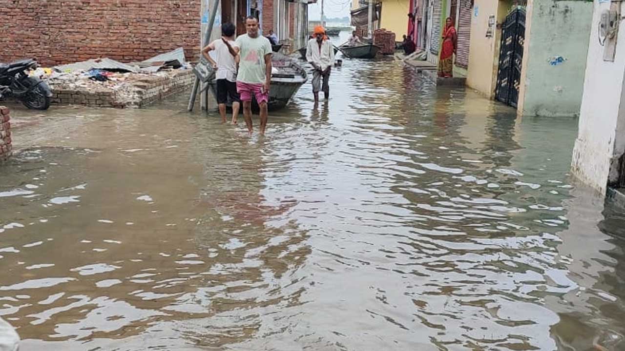 उन्नाव में गंगा का जलस्तर बढ़ने से रिहायशी इलाकों में घुसा पानी, मोहल्लों में चलने लगीं नाव