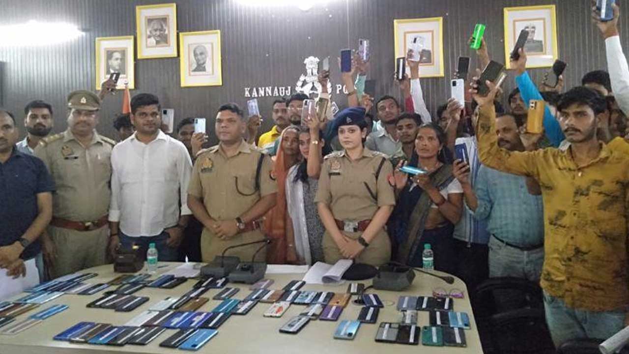 चोरी और खोए हुए 20 लाख रुपये के 101 मोबाइल बरामद, SP ने लोगों को सौंपे