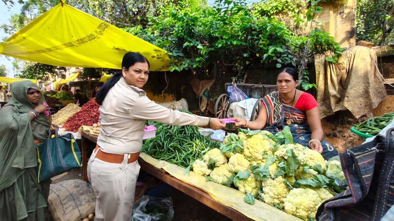 हॉट बाजार में थाना प्रभारी द्वारा वितरित किए बहना कार्ड, दिलाया बहनों को सुरक्षा का भरोसा!