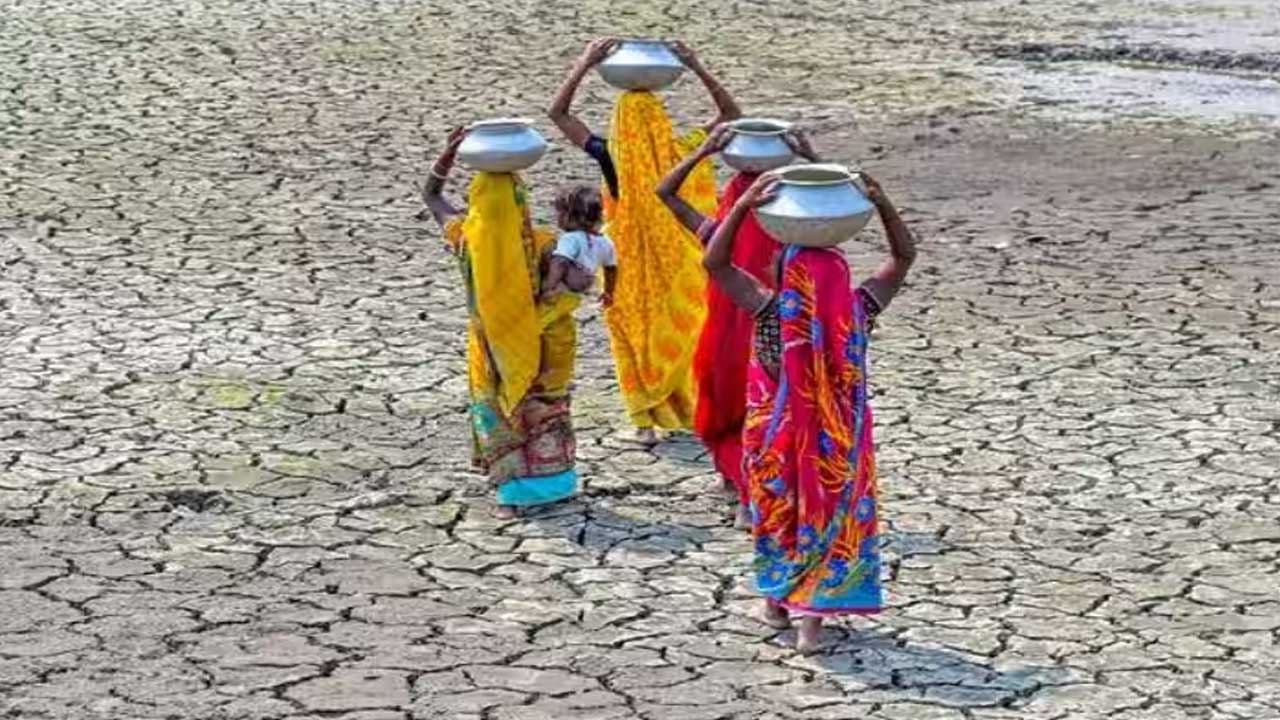 अल्पवर्षा के चलते महाराष्ट्र के इन जिलों में सूखे जैसे हालात, टैंकर से पहुंचा पानी!