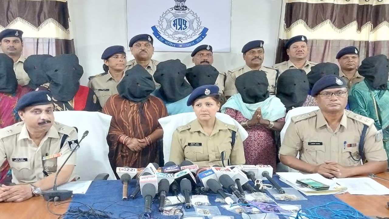 रेलवे पुलिस ने 12 महिला चोरों को किया गिरफ्तार, लाखों के जेवरात बरामद!