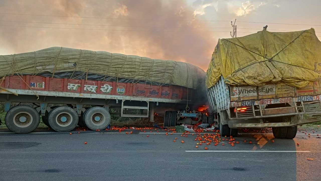 दो ट्रकों की भिड़ंत के बाद लगी आग, जिंदा जल गए दो लोग!