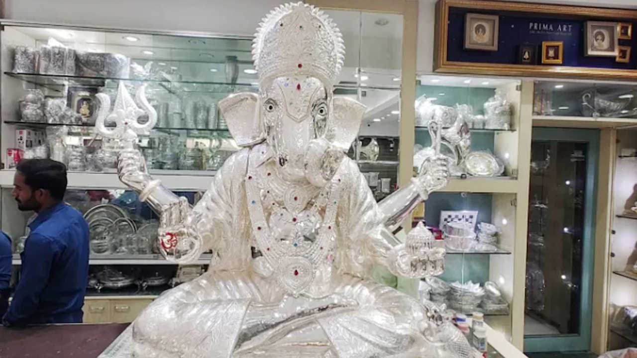 सुख-समृद्धि की कामना संग गणेश महोत्सव शुरू, 105 KG चांदी से बनाई बप्पा की मूर्ति!