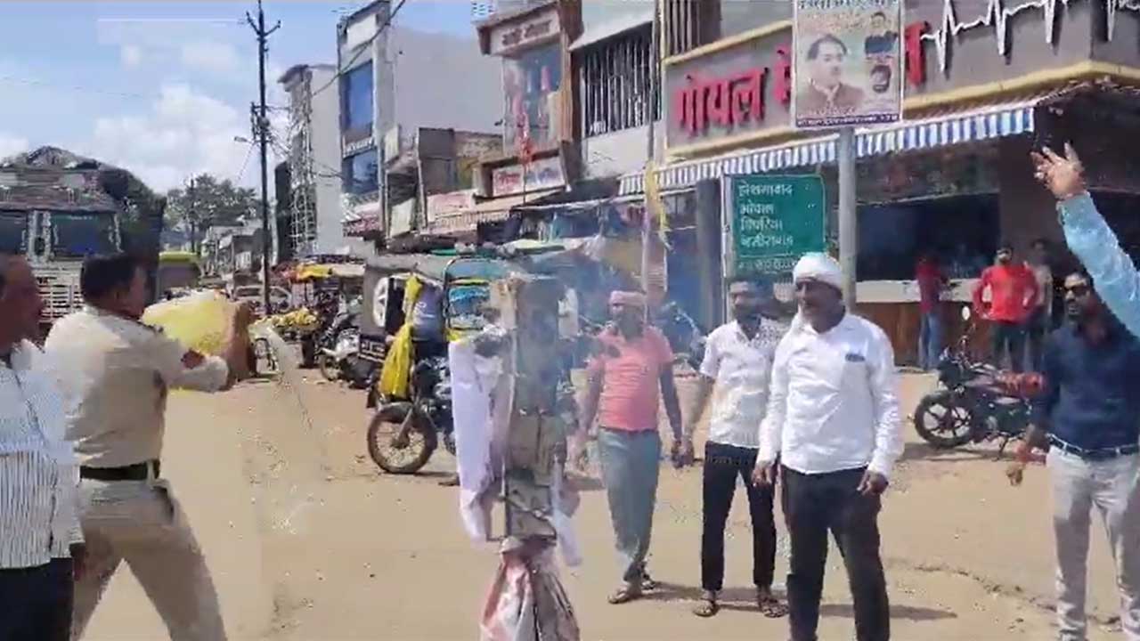 संयुक्त किसान मोर्चा महासंघ ने किया कांग्रेस जिला अध्यक्ष पुष्पराज पटेल का पुतला दहन!