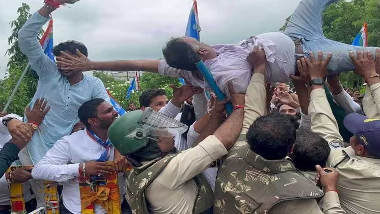 NSUI कार्यकर्ताओं ने भोपाल में घेरा शिक्षा मंत्री का बंगला, सीहोर में कलेक्ट्रेट का घेराव