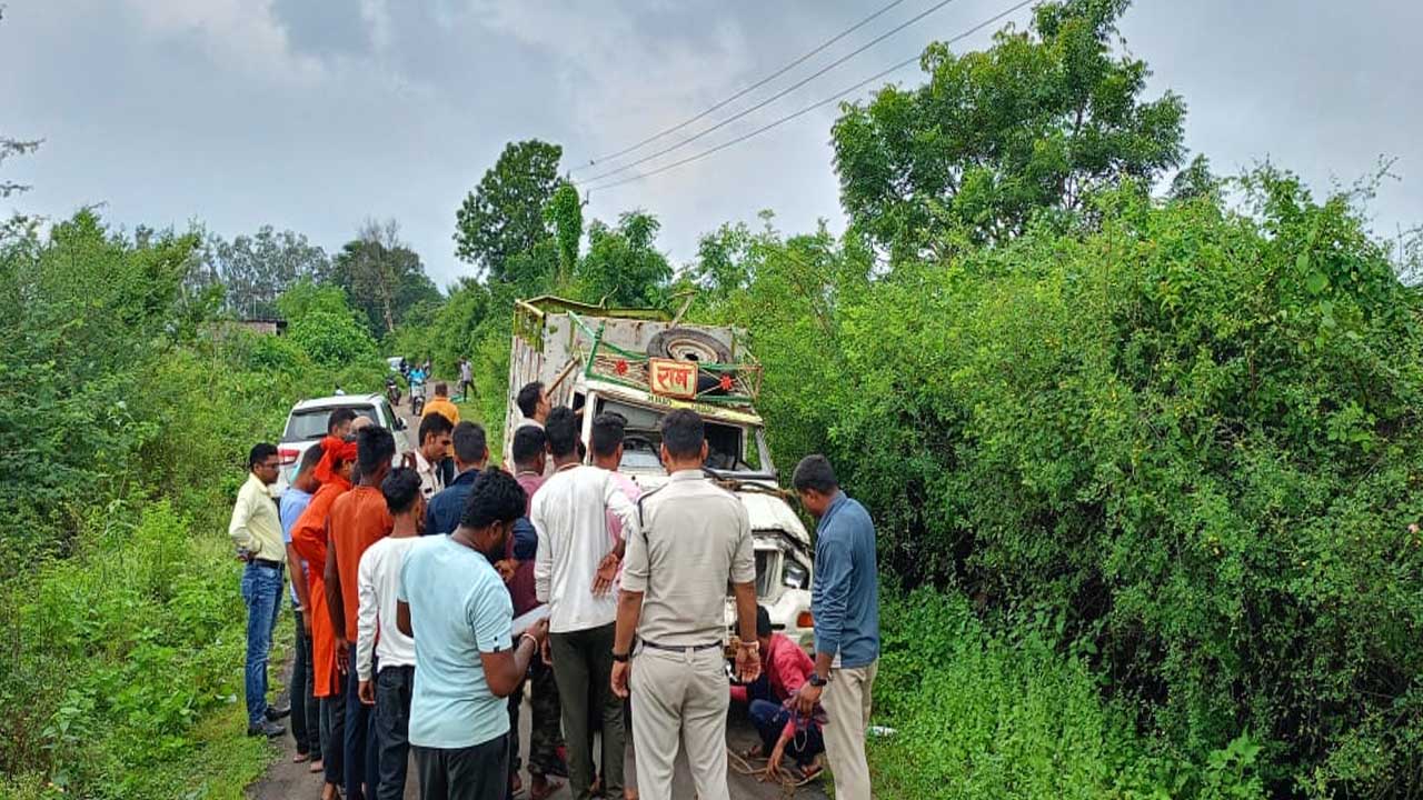 मोहनपुर रोड पर हुआ हादसा गोवंश से भरी पिकअप पलटी, तस्कर फरार!