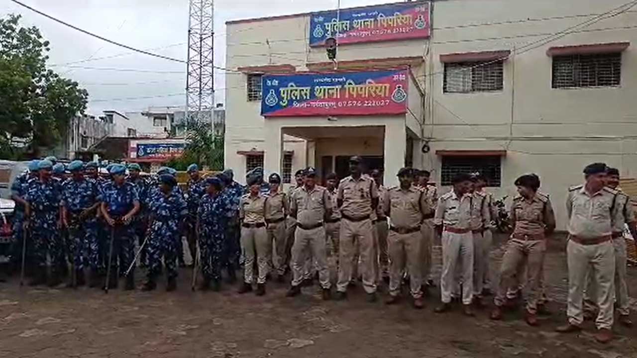 पिपरिया में रैपिड एक्शन फोर्स का फ्लैग मार्च, आपराधिक गतिविधियों पर रहेगी तीखी नजर!