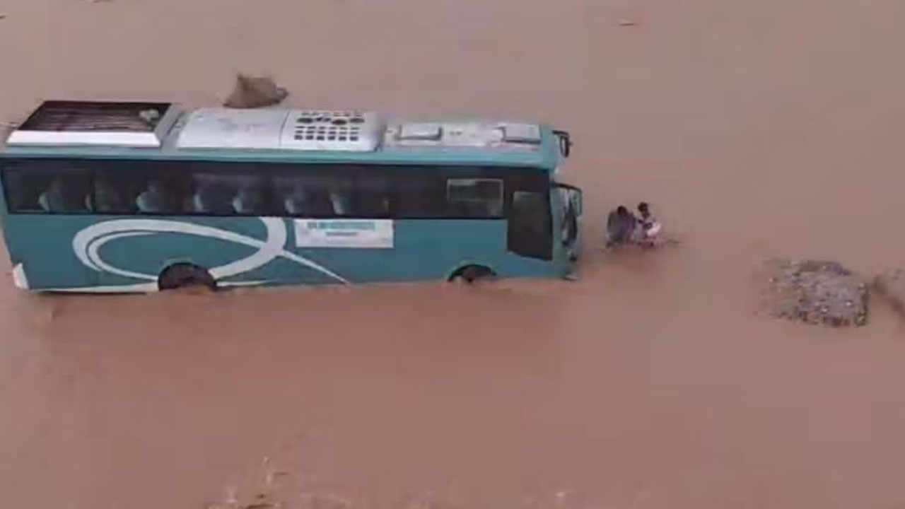 भारी बारिश के चलते हरिद्वार-बिजनौर बॉर्डर पर नदी में फंसी भारत नेपाल मैत्री बस