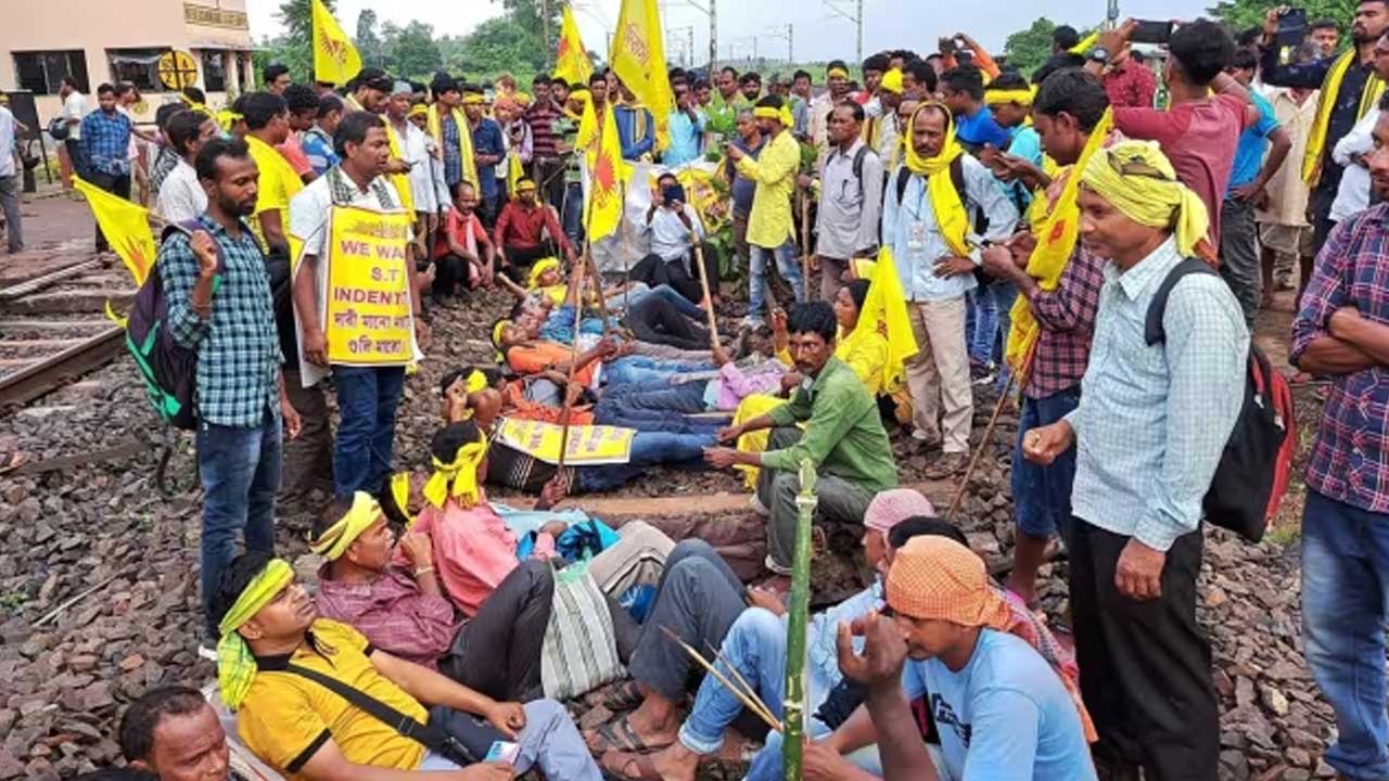 झारखंड में रेल रोको आंदोलन, ट्रैक पर उतरा कुड़मी समाज, ST में शामिल करने की मांग