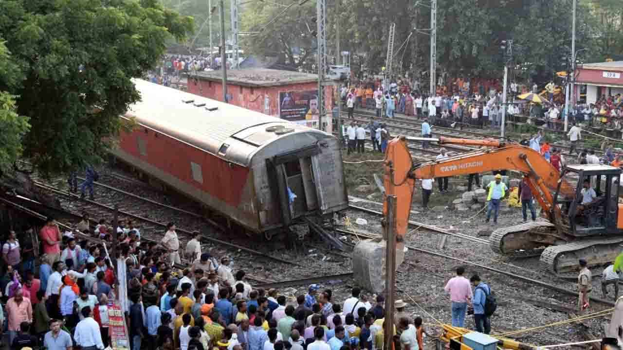 बक्सर में बड़ा रेल हादसा, दिल्ली से कामाख्या जा रही नॉर्थ ईस्ट एक्सप्रेस के 21 कोच डिरेल, 4 की मौत