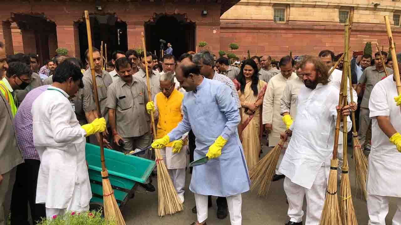 स्वच्छता पखवाड़े का शुभारंभ, ओम बिड़ला ने सड़क पर लगाई झाड़ू!