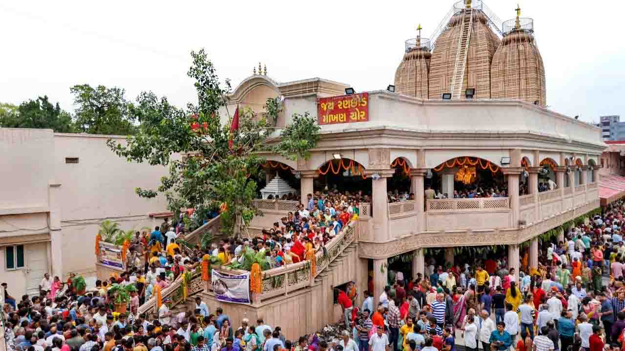 मंदिर मनोरंजन की जगह नहीं, अब इस मंदिर में भी छोटे कपड़े-फटी जींस-स्कर्ट पहनने पर रोक