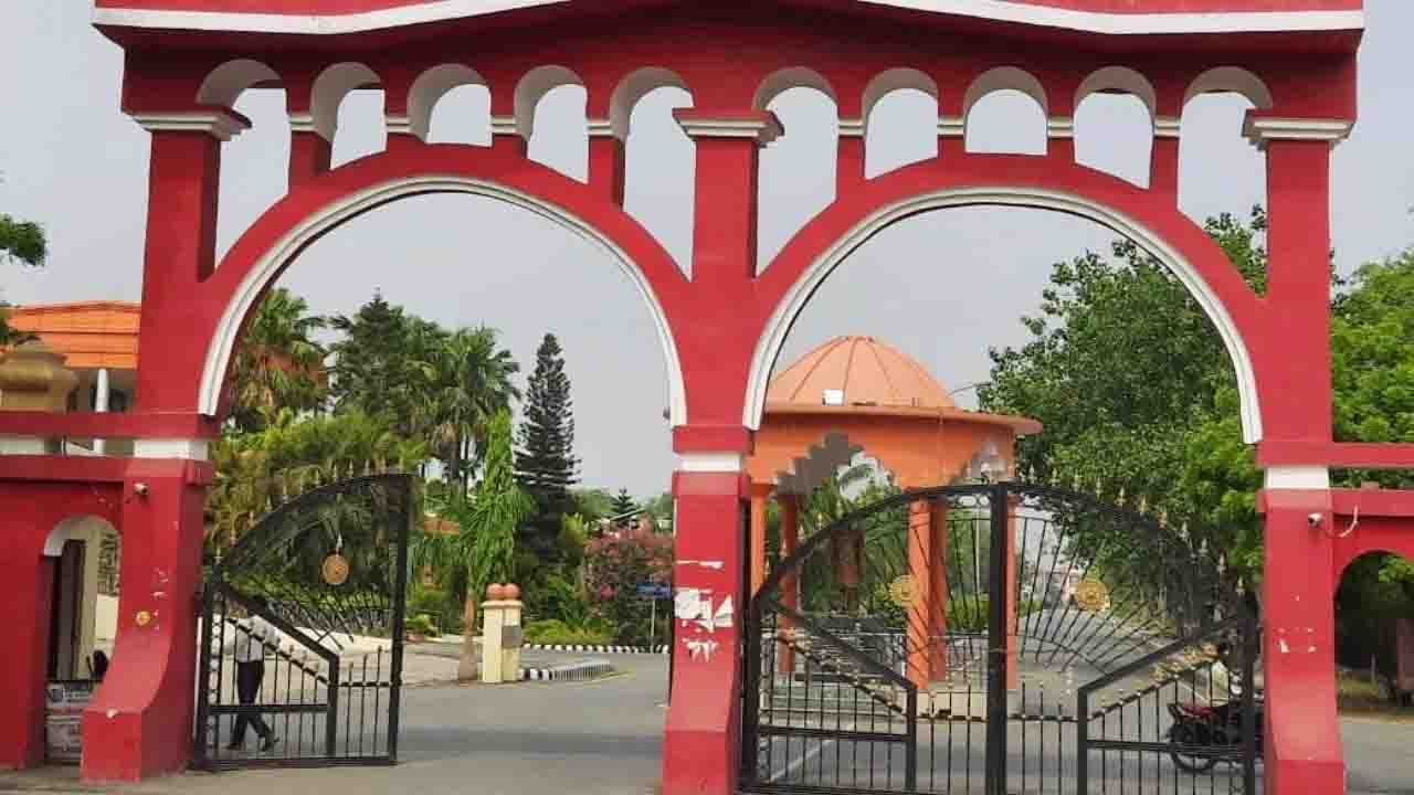 UP की इस यूनिवर्सिटी में ‘डिग्रियों की सेल’, जानें कितने में होती थी डील