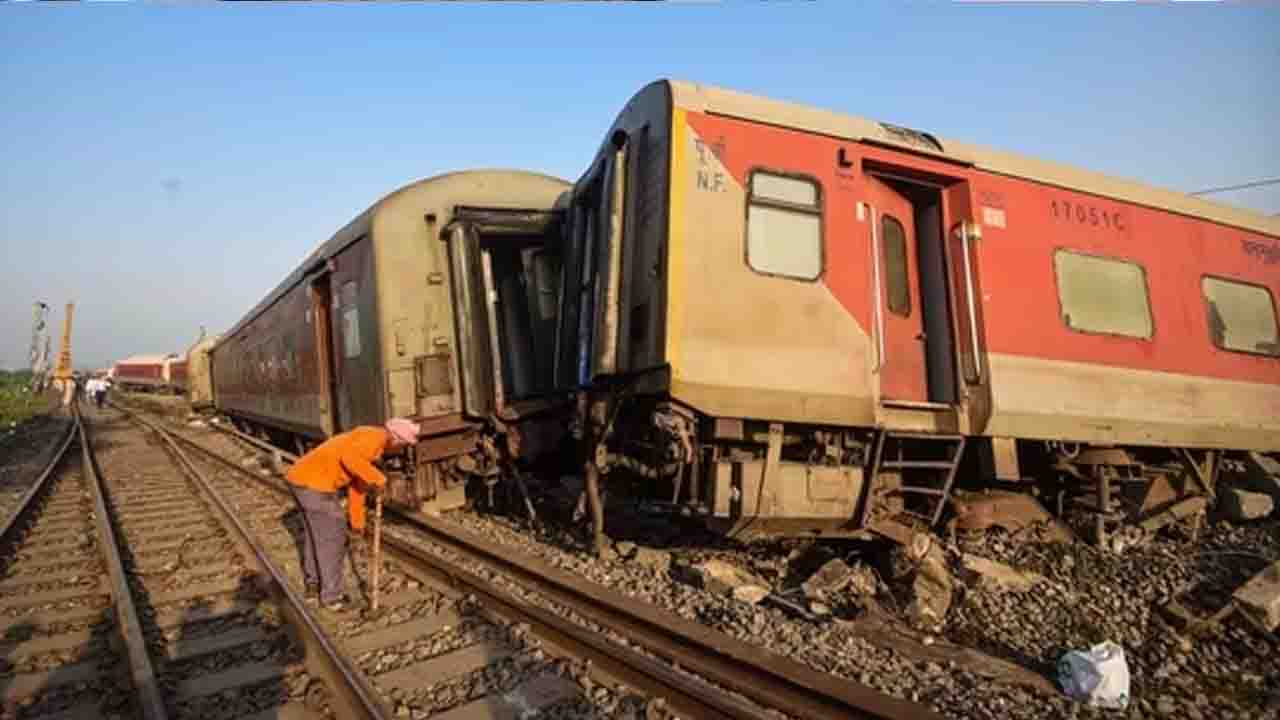 बक्सर ट्रेन हादसे का जख्म, मां-बेटी ने गंवाई जान, दुर्गा पूजा मनाने तिनसुकिया जा रहा था परिवार