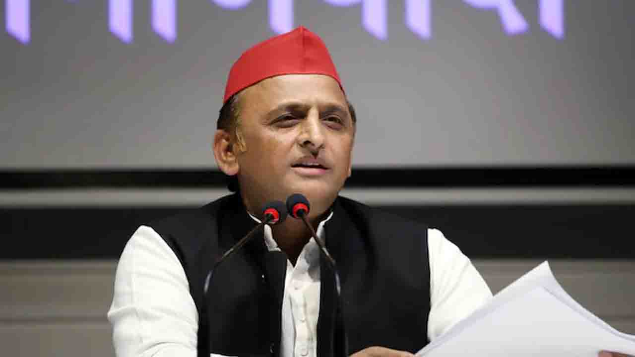 “Ek Taraf Vo Log Hai Jo Sambidhan Ko Khatam Karna Chahte…” Akhilesh Yadav Viral Video