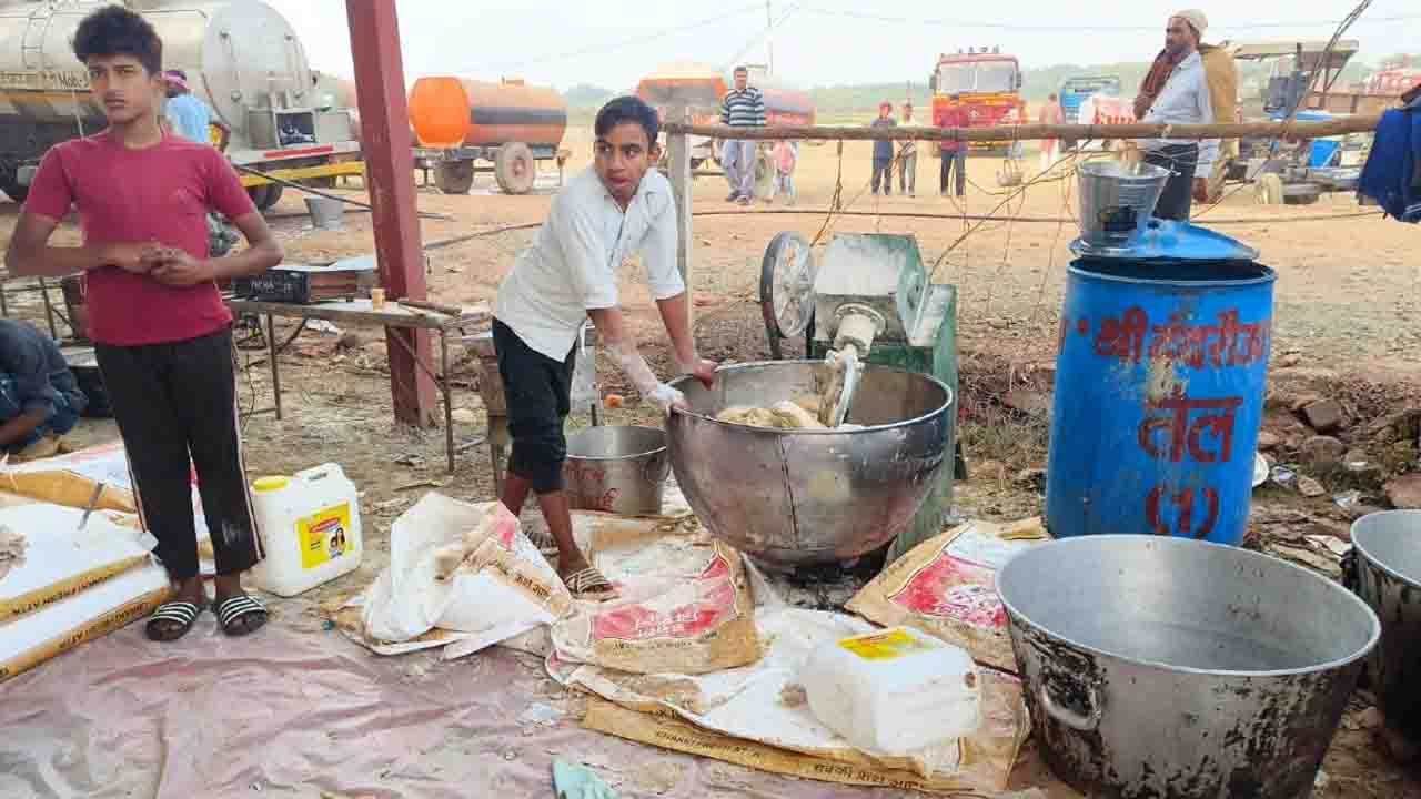 बुलडोजर है बड़े काम का, भंडारे में तैयार कर रहा सब्जी, मिक्सर मशीन बना रही मालपुआ घोल