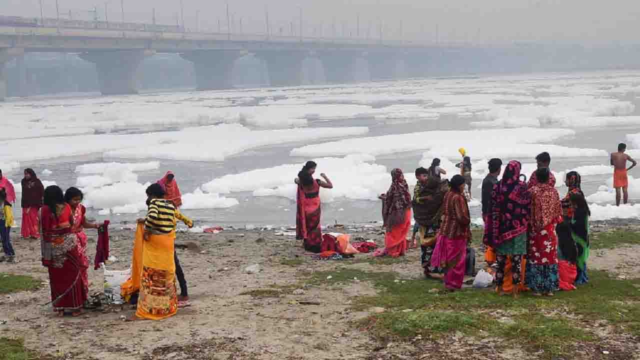 यमुना के जहरीले झाग में खड़े होकर श्रद्धालुओं ने सूर्य को दिया अर्घ्य, ऐसे छठ मनाने को क्यों मजबूर हैं लोग?