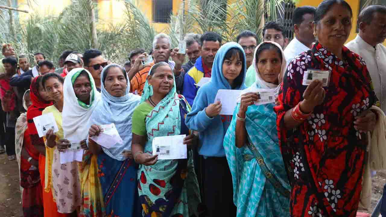 आजादी के बाद पहली बार बस्तर संभाग के 126 गांवों के लोगों ने नए बने मतदान केंद्रों पर किया मतदान