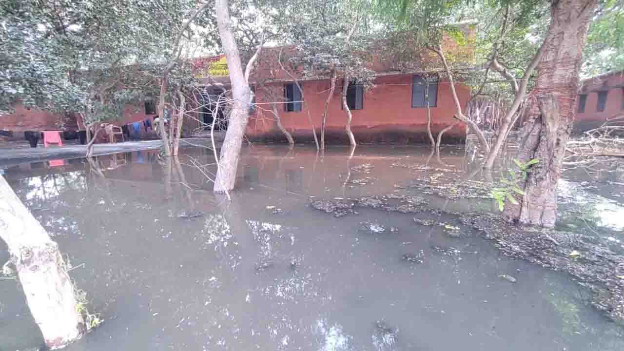 उत्कृष्ट छात्रावास में भरा तीन फीट पानी, दुर्गंध के चलते नहीं रहतीं छात्राएं