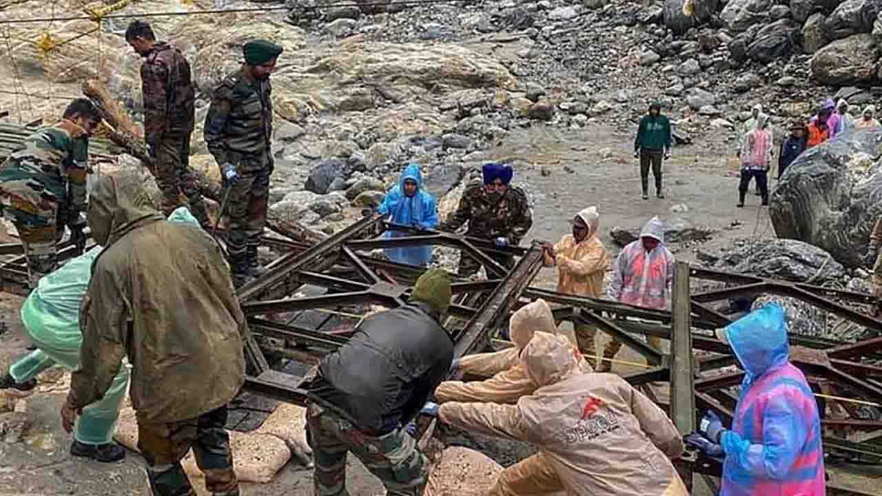 चेन्नई की बाढ़ में फंसे लोगों के लिए वायुसेना बनी देवदूत, छतों पर खड़े लोगों को दिया फूड पैकेट