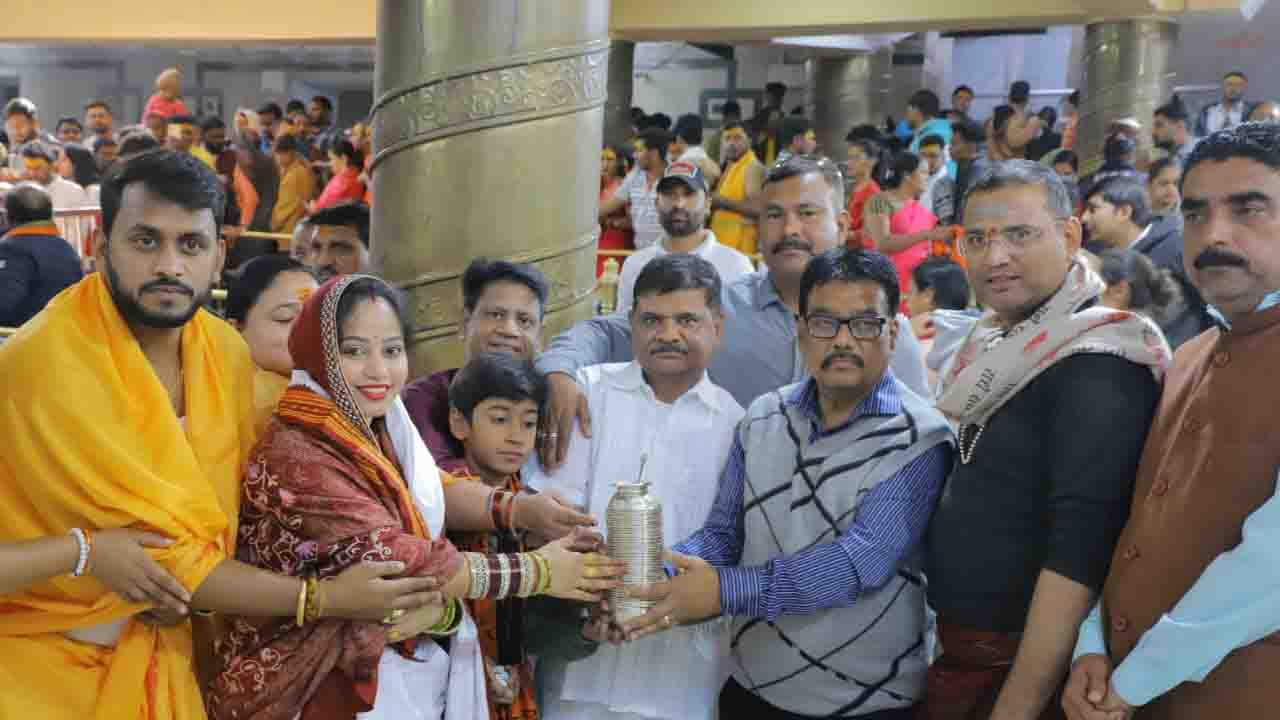 श्री महाकालेश्वर को 56 भोग लगाने हेतु भेट कि चांदी की सामग्री, बर्तन, मुकुट किया अर्पित