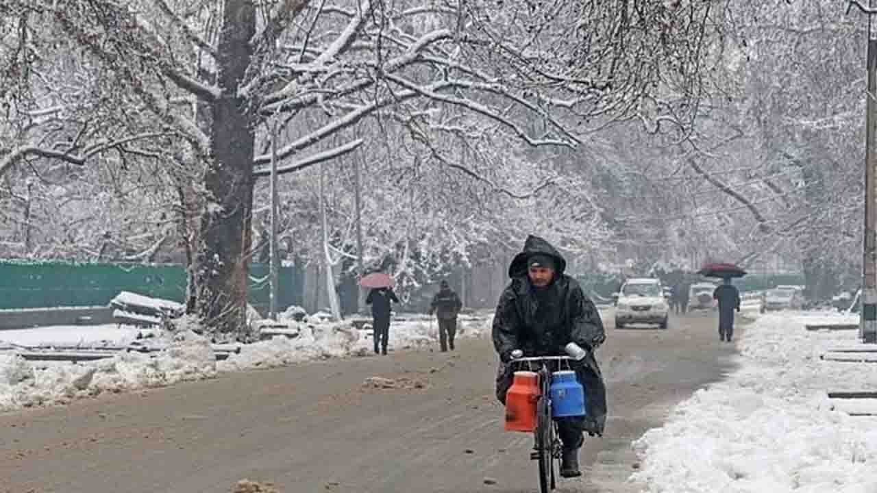 कश्मीर में भारी बर्फबारी जारी, मौसम विभाग ने जारी की चेतावनी!