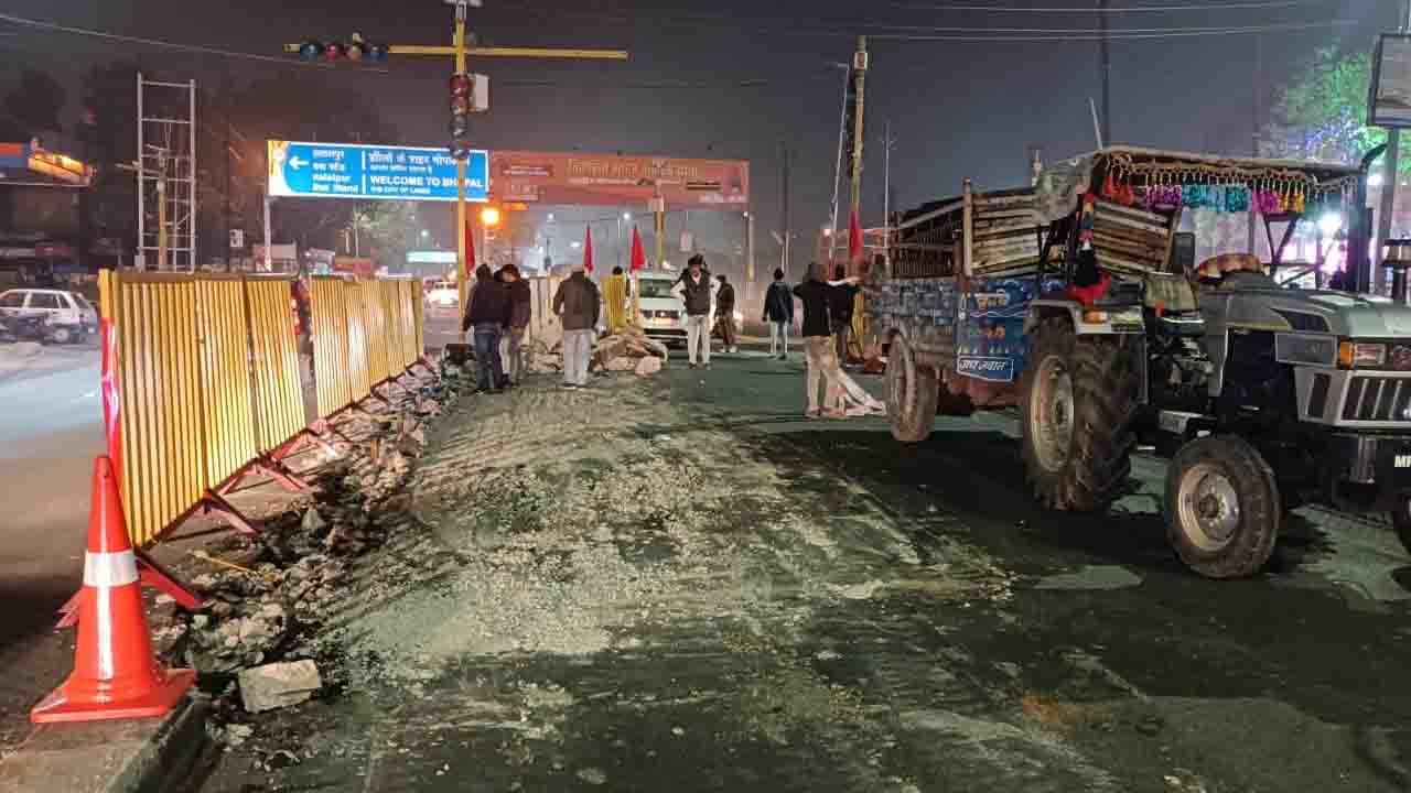 भोपाल में हटाई गई BRTS की 300 मीटर की रेलिंग, 1 महीने में बैरागढ़ तक हटाएंगे