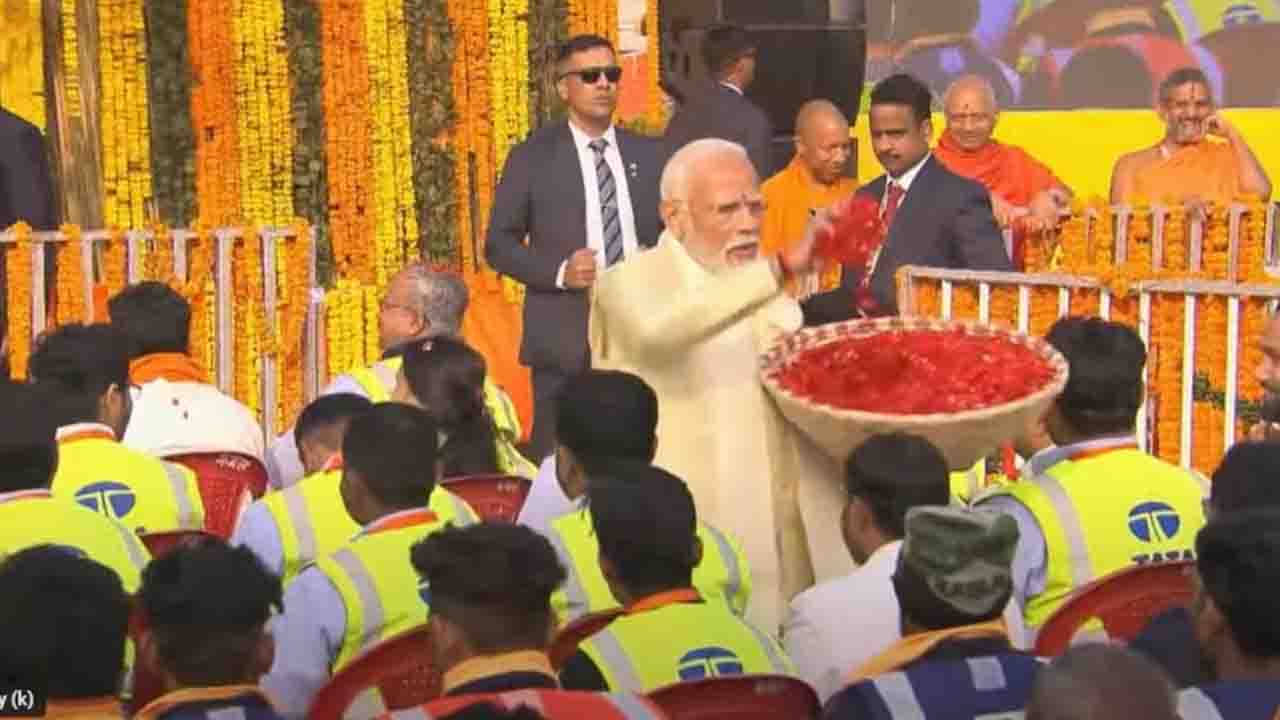 पीएम मोदी ने अयोध्या में मंदिर निर्माण के श्रमिकों पर बरसाए फूल