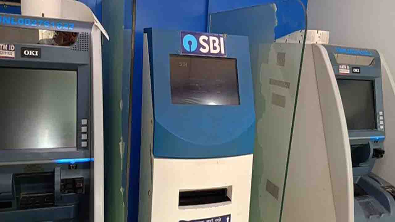 एसबीआई के ATM में कार्ड डालने पर निकलने लगे एक्स्ट्रा कैश, लोगों की लगी भीड़!