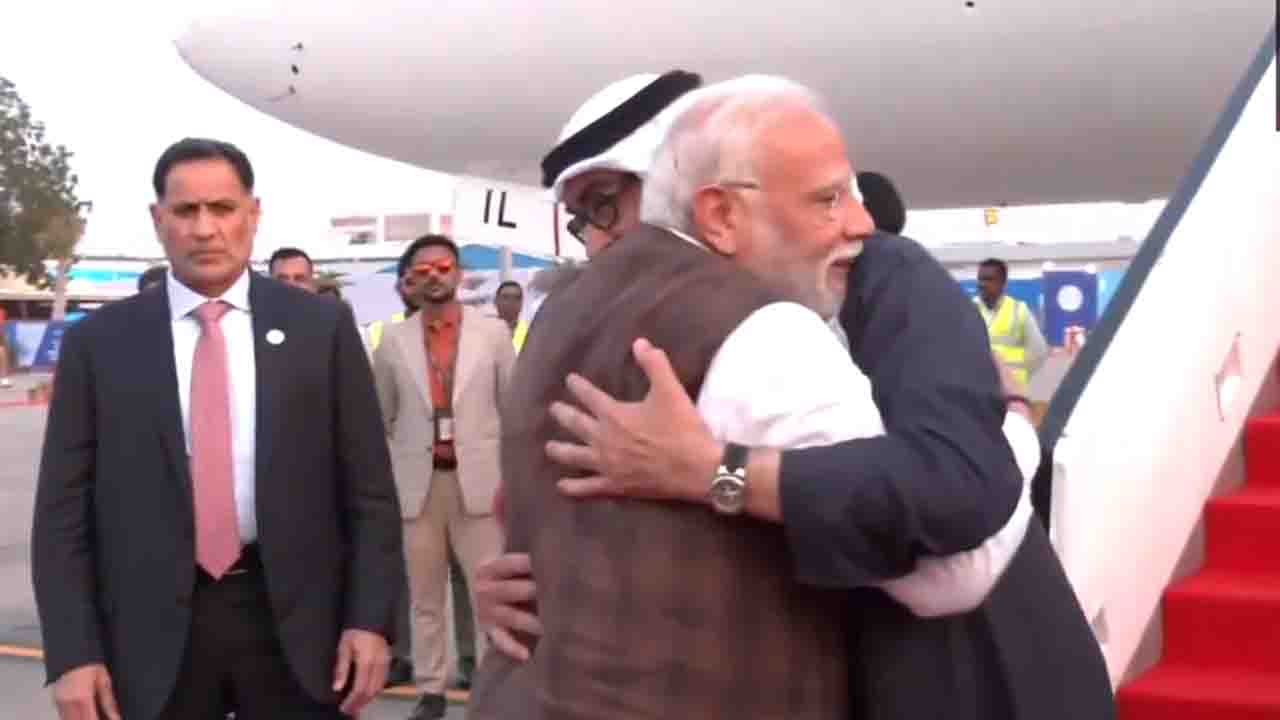 अहमदाबाद में UAE के राष्ट्रपति का जोरदार स्वागत, पीएम मोदी से मिले गले