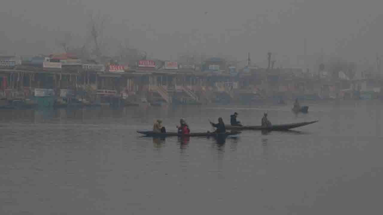 देश में पड़ी कड़ाके की ठंड, कोहरे के कारण डायवर्ट हुई कईं फ्लाइट्स