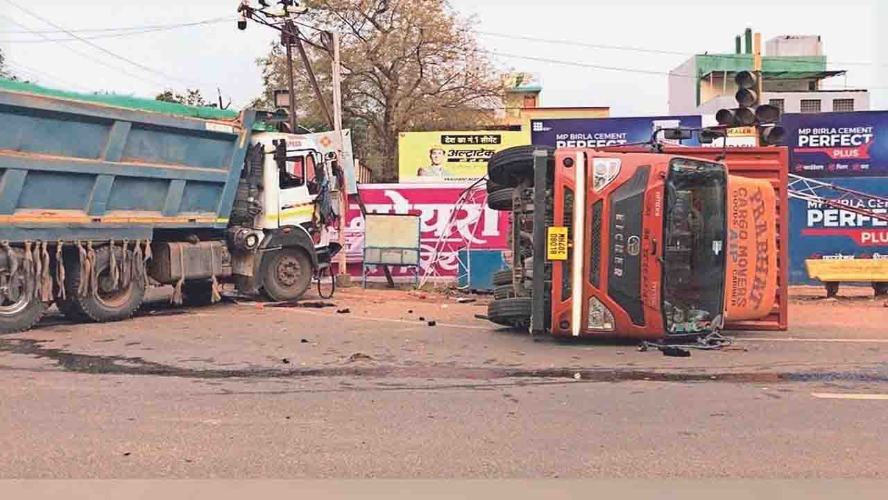 नर्मदापुरम में रेत के डंपर और कंटेनर की टक्कर से जाम, 40 मिनट फंसा रहा ड्राइवर