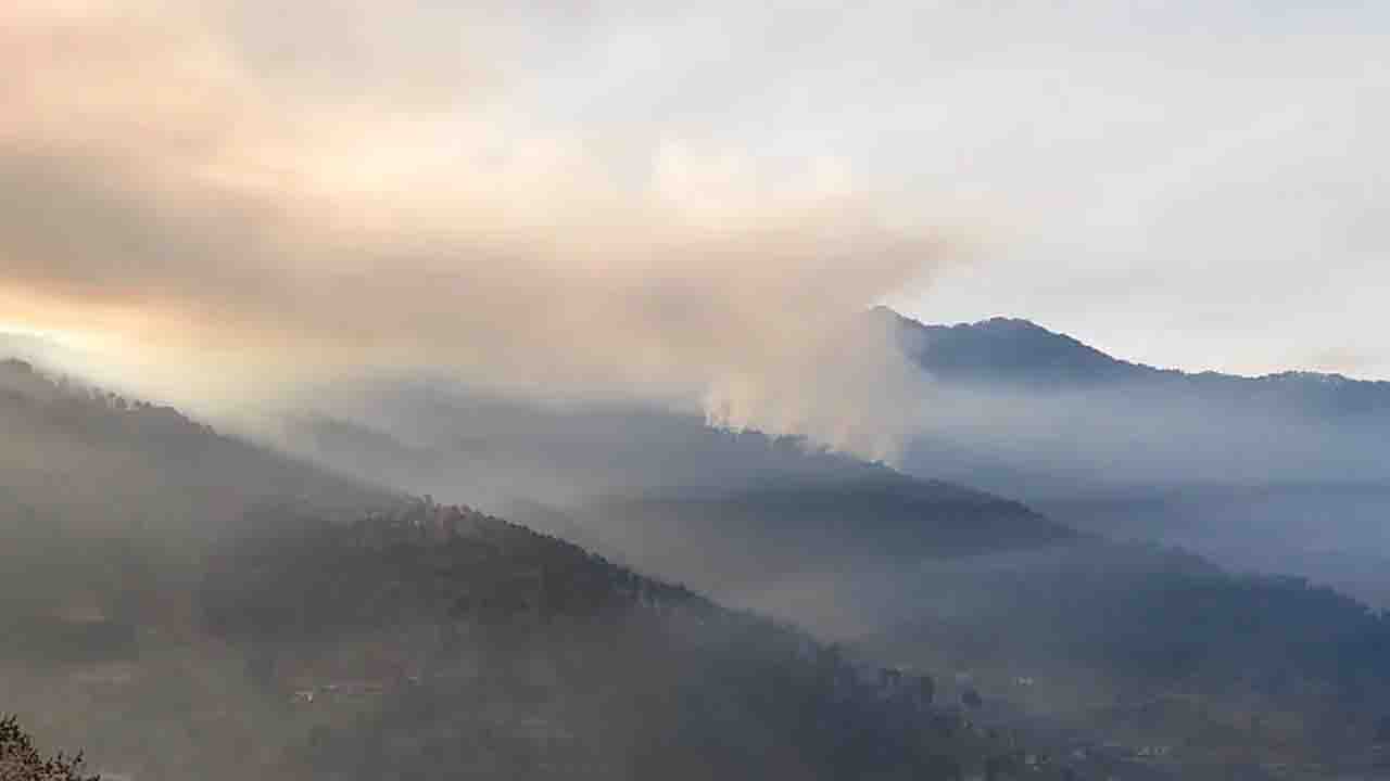 पाकिस्तान ने चौथी बार LOC के पास लगाई आग, काबू पाने का प्रयास जारी