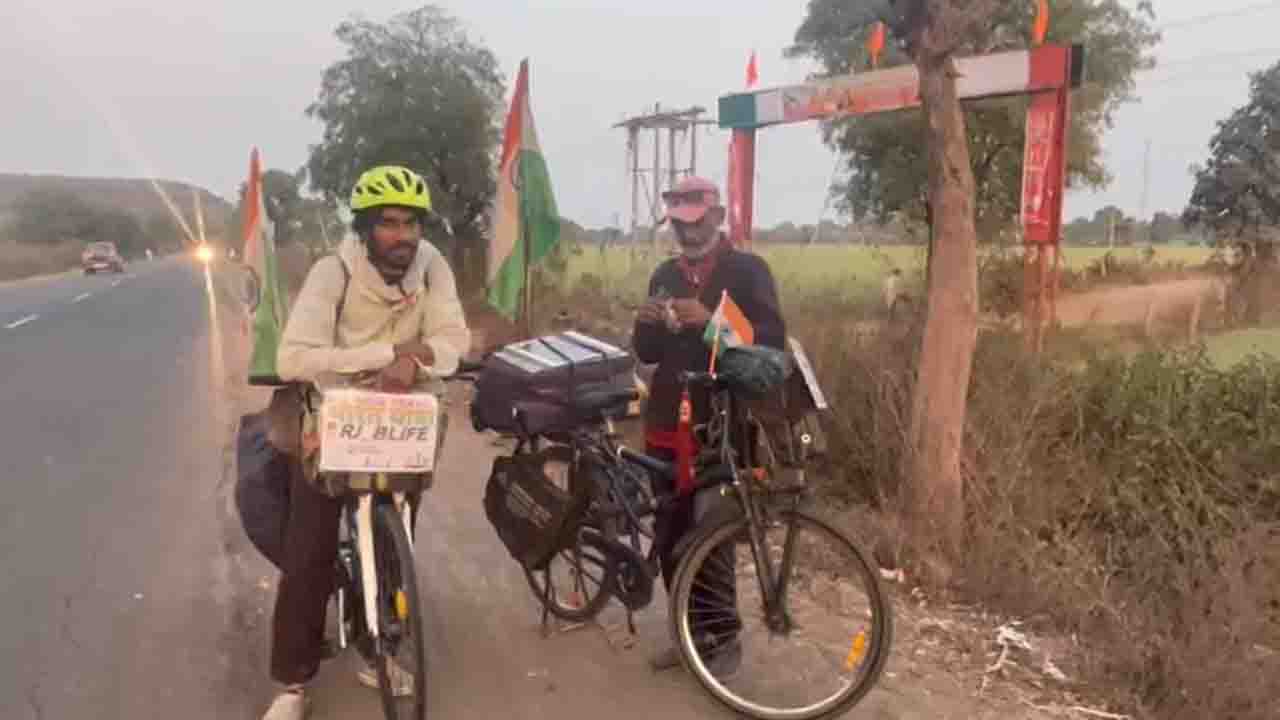 वृद्ध जनों के उद्धार के लिए साइकिल से भारत यात्रा पर निकला वृद्ध व्यक्ति