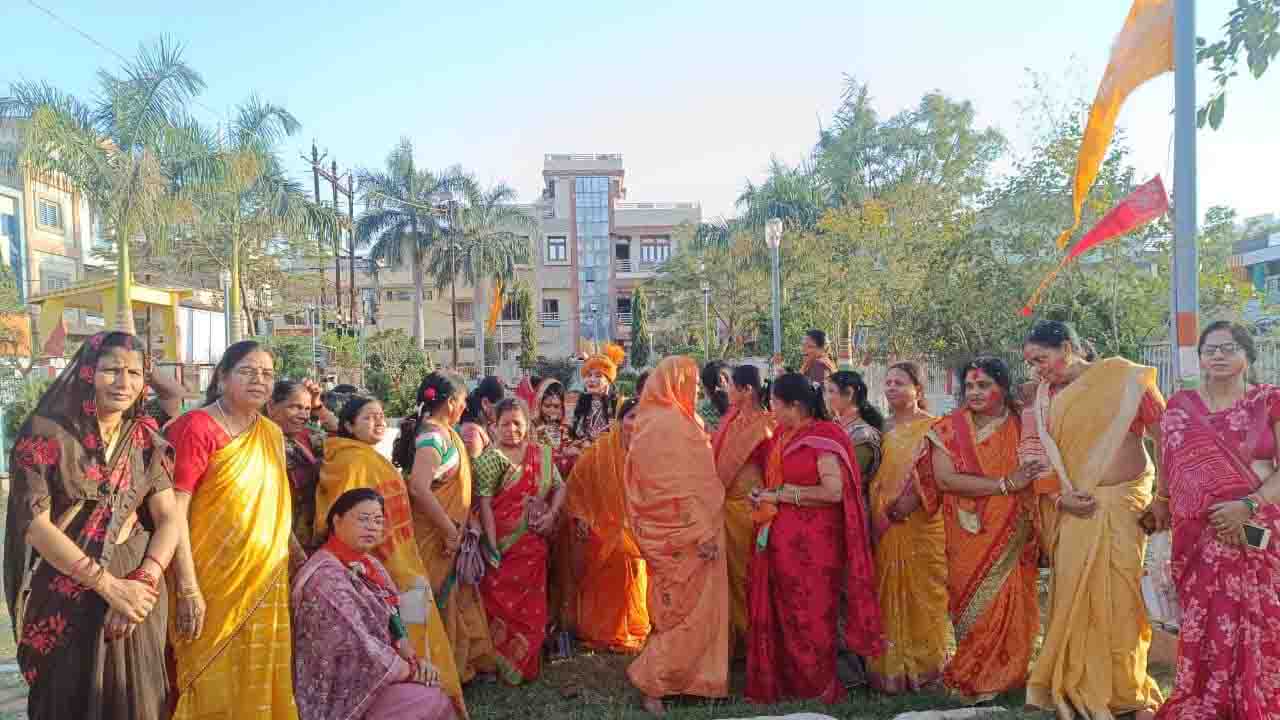 राधा कृष्ण संग मनाया गया फाग महोत्सव, खेली फूलों की होली