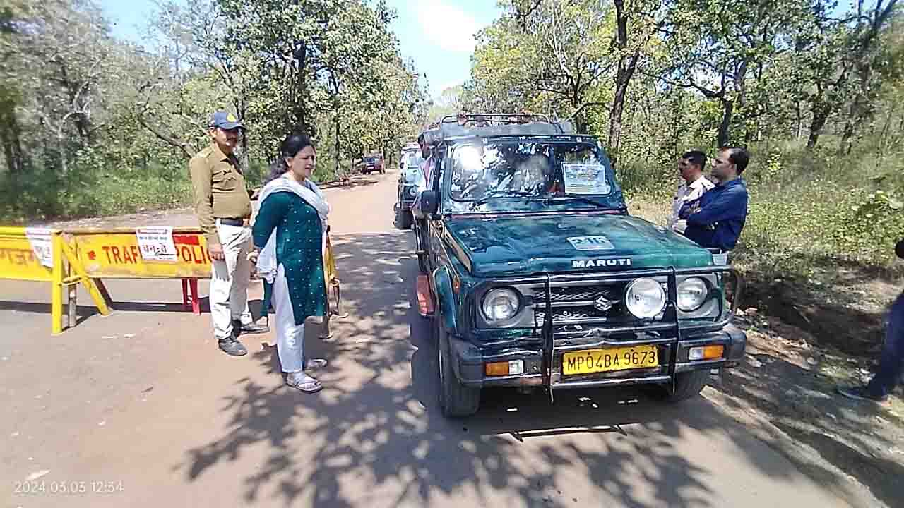 महादेव मेले में वाहन चालको को समझाइश दे रहा RTO, 38 चालान काटकर वसूले 20 हजार रुपए