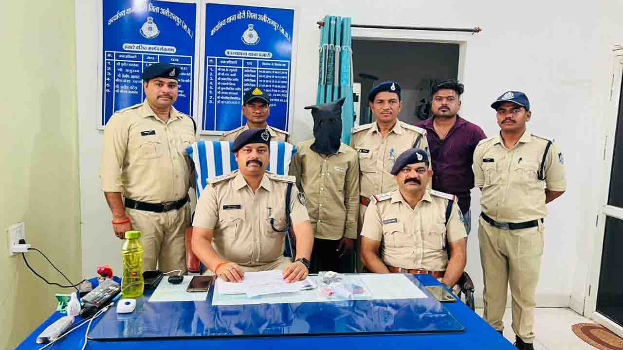 देशी कट्टे के साथ पकड़ा गया इनामी आरोपी पुलिस थाना बोरी की गिरफ्त में!