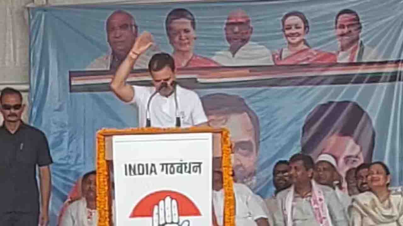 UP: भाषण के बीच Rahul Gandhi ने सिर पर डाला पानी [ VIDEO ]