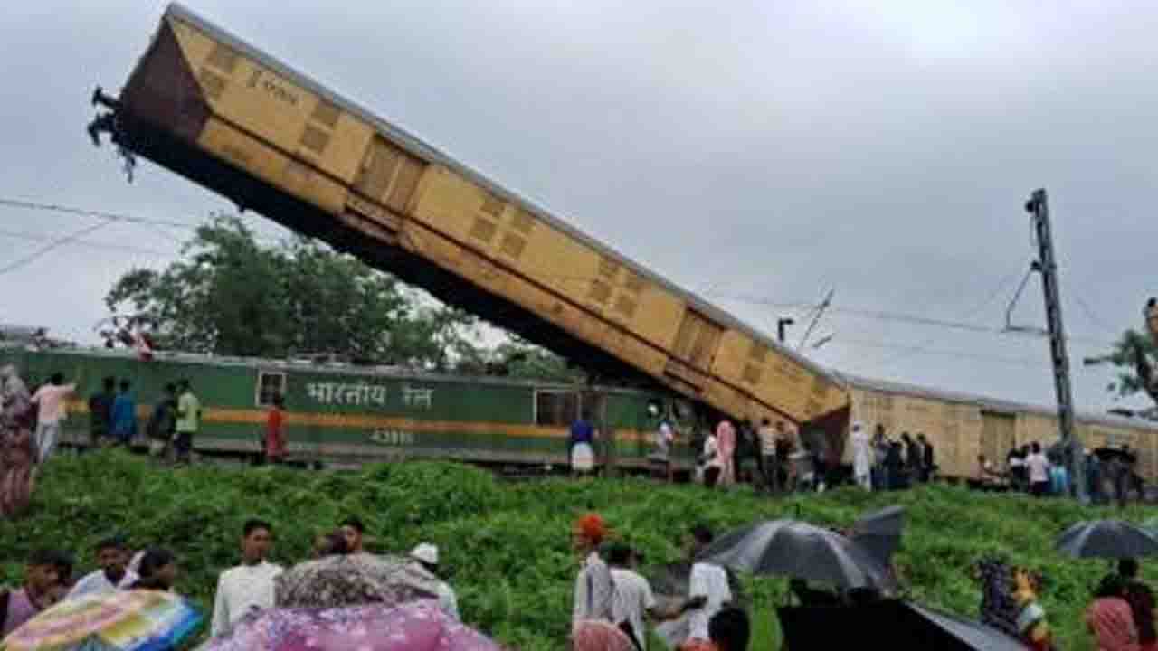 Train Accident: बंगाल में बड़ा ट्रेन हादसा!